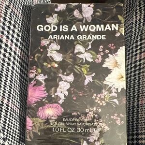Ariana Grande God is a Woman EDP
